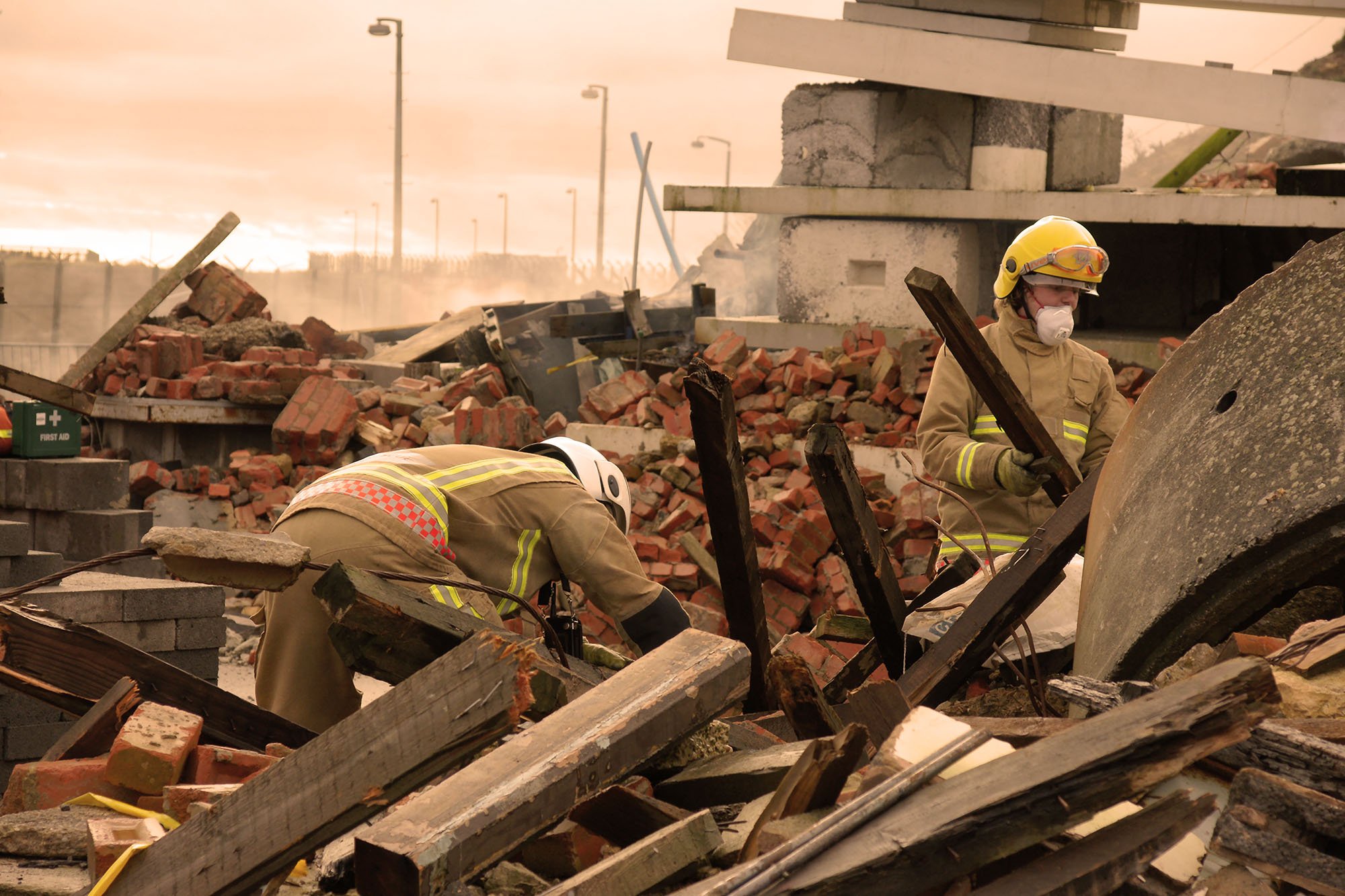 Bomberos escarbando escombros luego de un terremoto