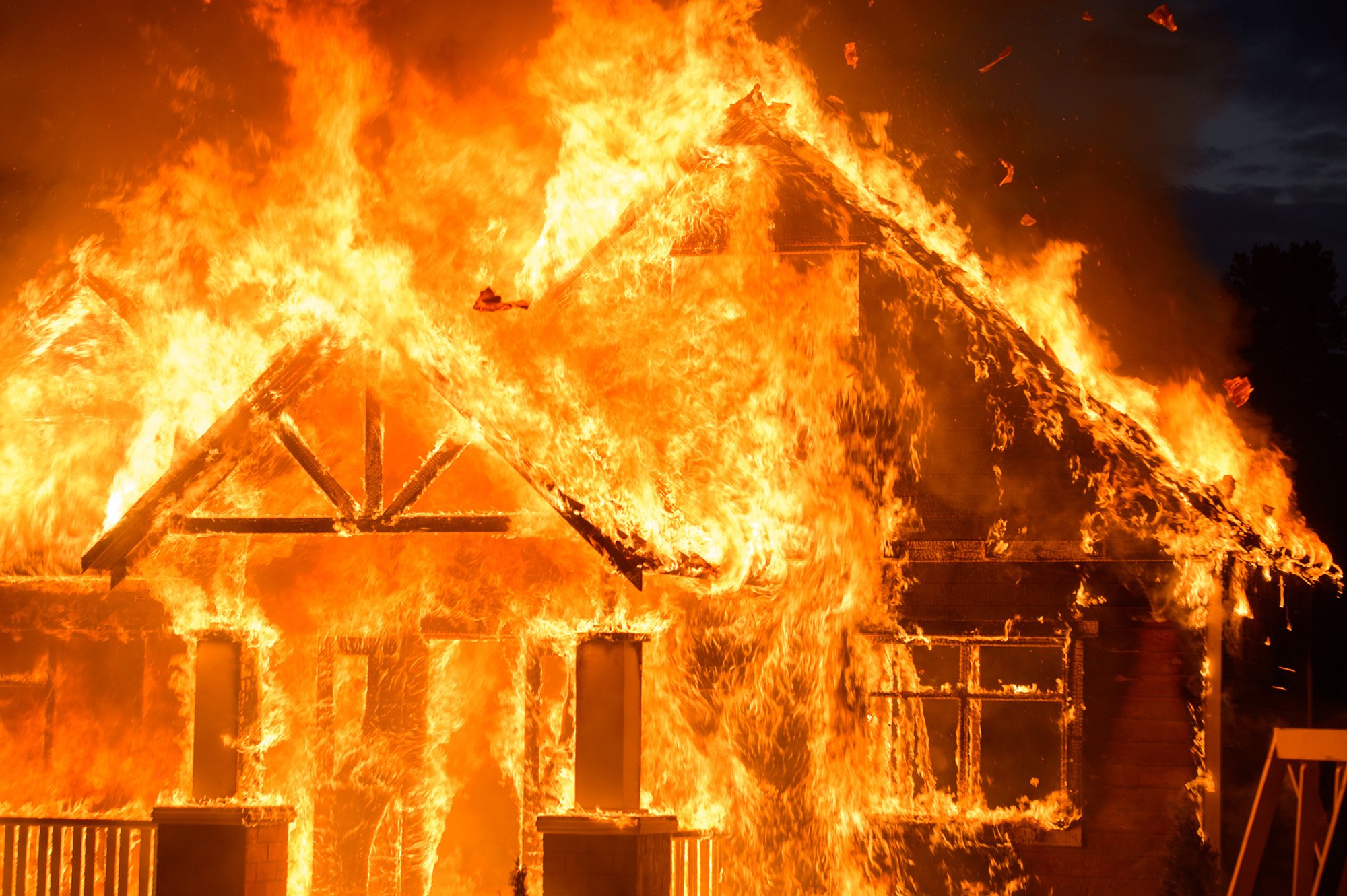 Casa en llamas, incendio total de una casa